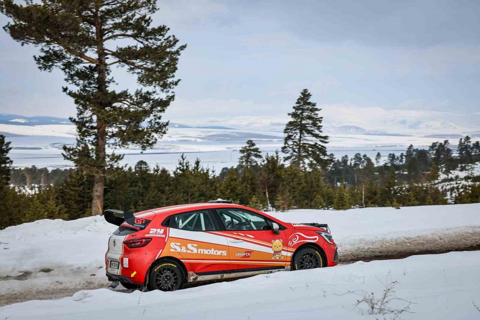 Sarıkamış&rsquo;ta kar rallisinde kadın pilot ilk 10&rsquo;a girdi
