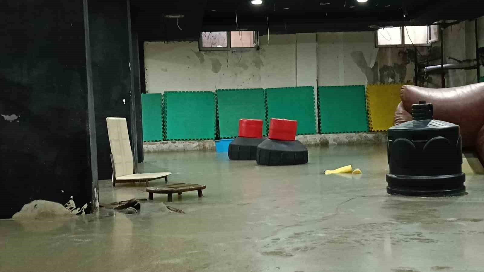 Kanalizasyon temizlenmedi, spor salonu lağımla doldu