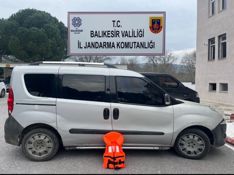 Balıkesir&rsquo;de 14 d&uuml;zensiz g&ouml;&ccedil;men yakalandı
