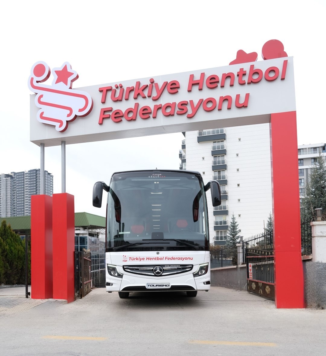 Mercedes-Benz Türk, A Milli Kadın Hentbol Takımı’nın başarısı için yol alacak
