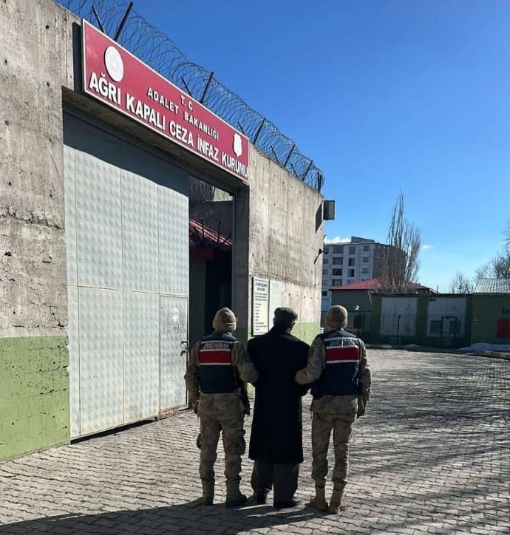 Ağrı’da çeşitli suçlardan aranan 4 firari yakalandı