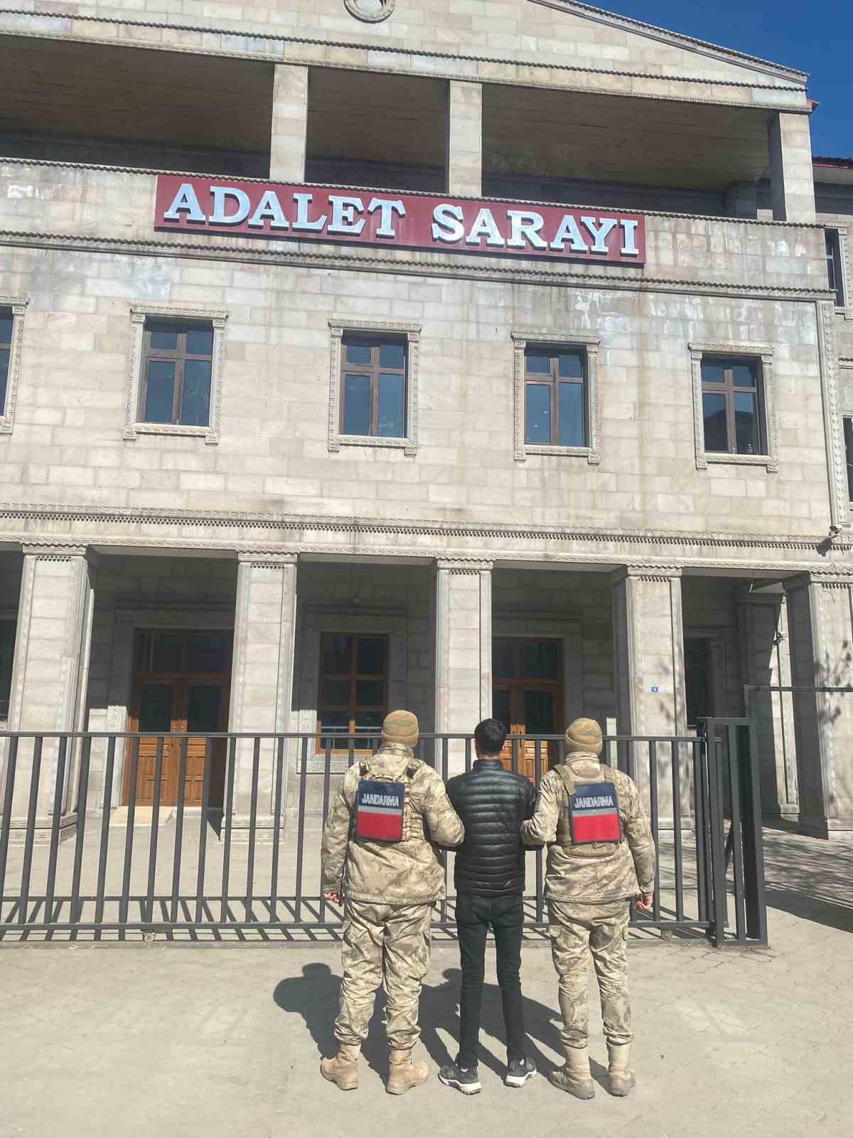 Ağrı&rsquo;da &ccedil;eşitli su&ccedil;lardan aranan 4 firari yakalandı
