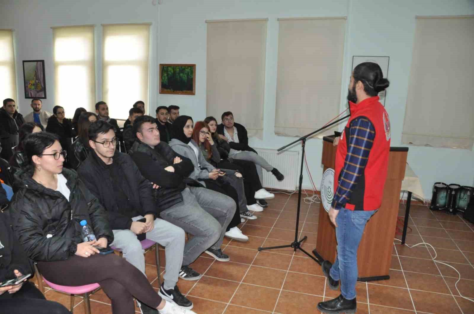 Üniversiteli gençlere terör örgütlerinin tuzak kurma yöntemleri anlatıldı