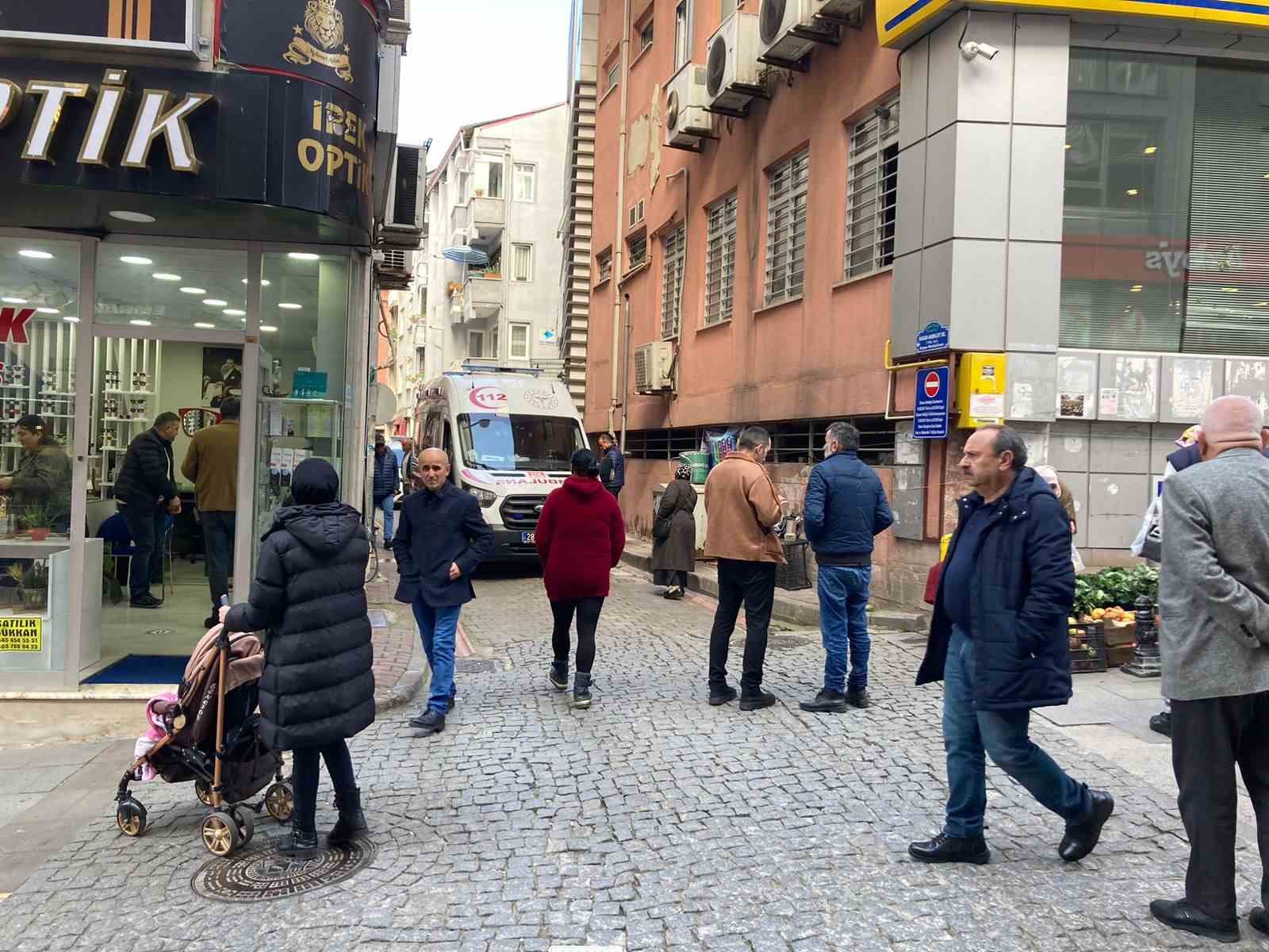 Müdür evinde silahla başından vurulmuş halde bulundu
