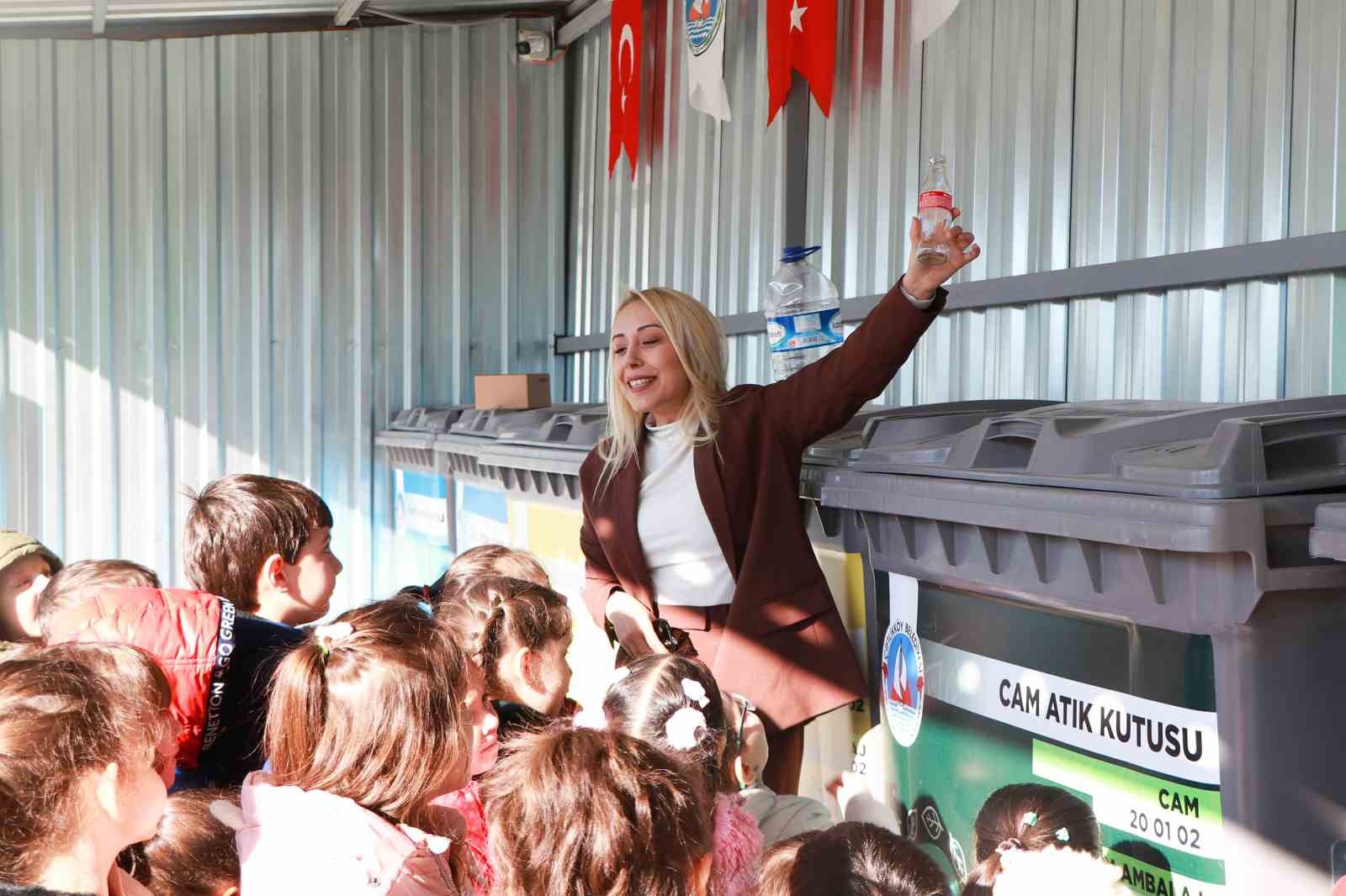 &Ccedil;iftlikk&ouml;y&rsquo;de &ouml;ğrenciler Sıfır Atık Getirme Merkezi&rsquo;ni gezdi
