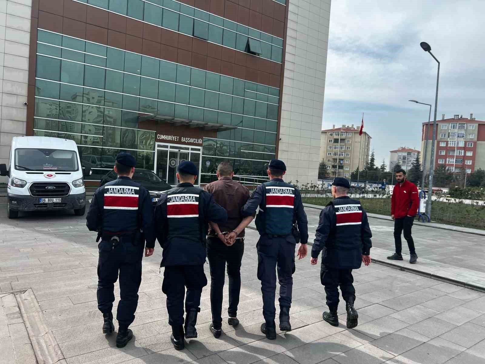 Şüpheli araçta 8 kaçak yakalandı, organizatör gözaltında