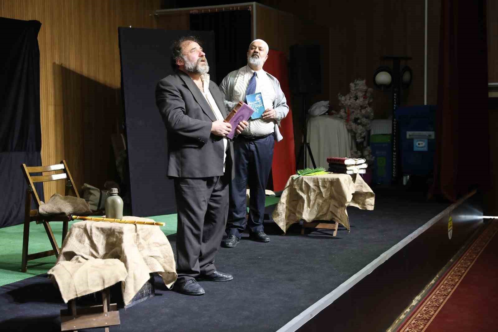 İpekyolu’nda “Nefes Mehmet Akif” tiyatro oyununa yoğun ilgi
