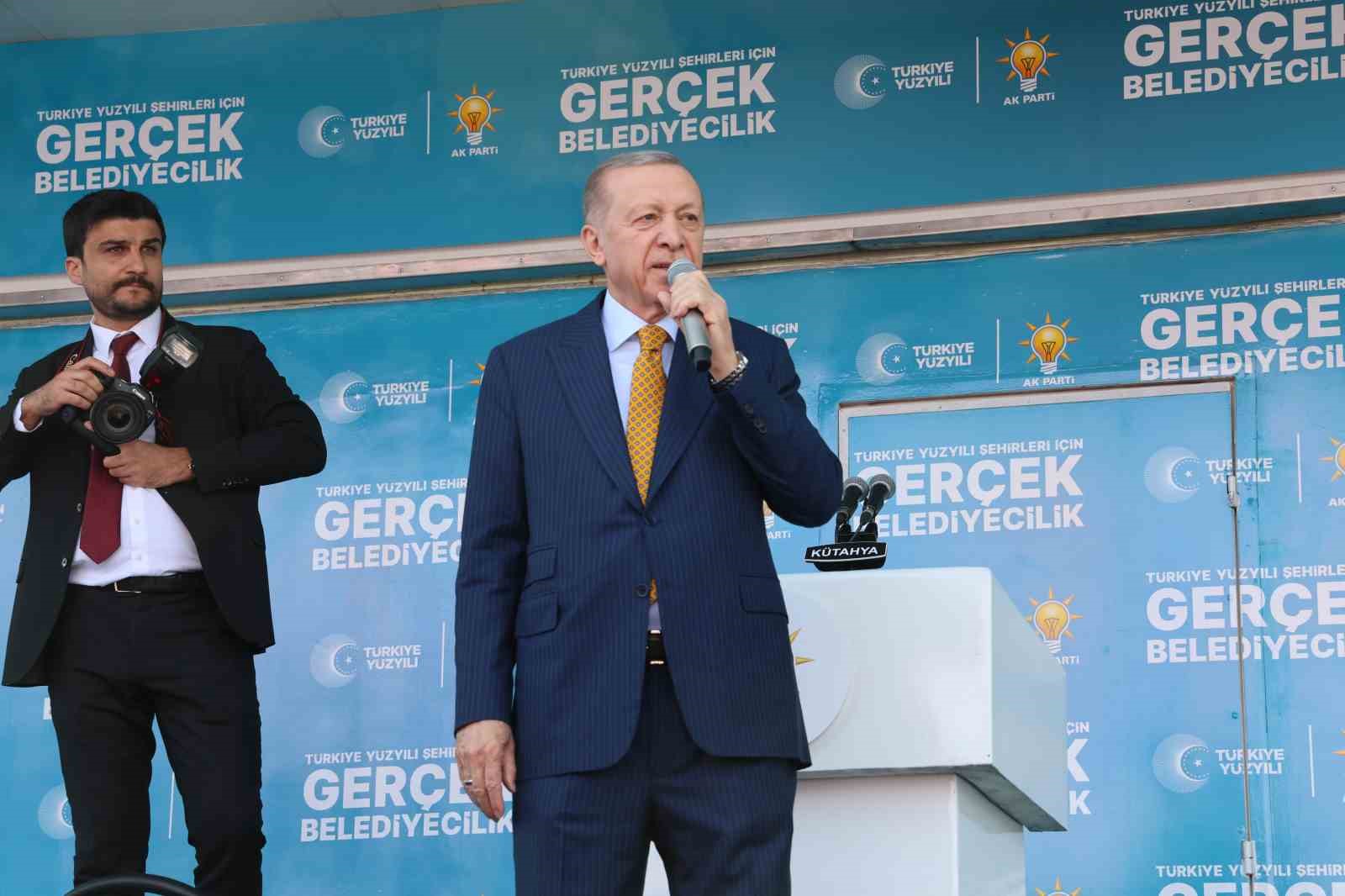 Cumhurbaşkanı Erdoğan: &ldquo;&Ouml;n&uuml;m&uuml;ze hangi badire &ccedil;ıkarsa &ccedil;ıksın &uuml;lkemizi demokrasi ve kalkınma rotasından &ccedil;ıkartmadan hedeflerine doğru ilerletmeyi başardık&rdquo;
