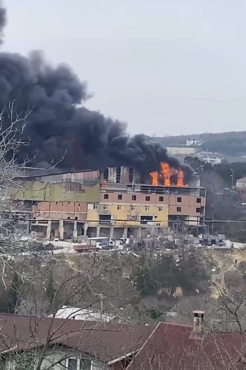 Beykoz &Ouml;rnekk&ouml;y&rsquo;de 2 katlı bir fabrikada yangın &ccedil;ıktı. Olay yerine sevk edilen itfaiye ekiplerinin alevlere m&uuml;dahalesi s&uuml;r&uuml;yor.
