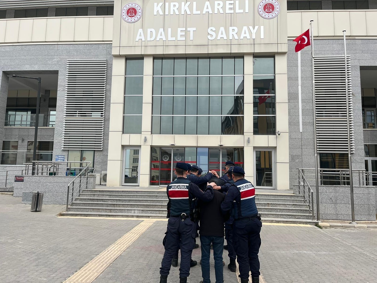 Kırklareli&rsquo;de 11 ka&ccedil;ak g&ouml;&ccedil;men yakalandı: 5 g&ouml;zaltı
