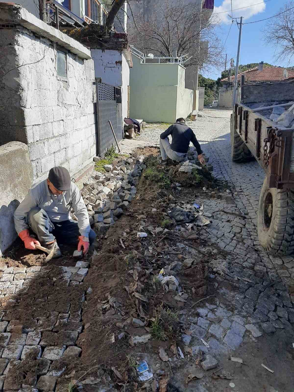 Burhaniye genelinde yol &ccedil;alışmaları s&uuml;r&uuml;yor
