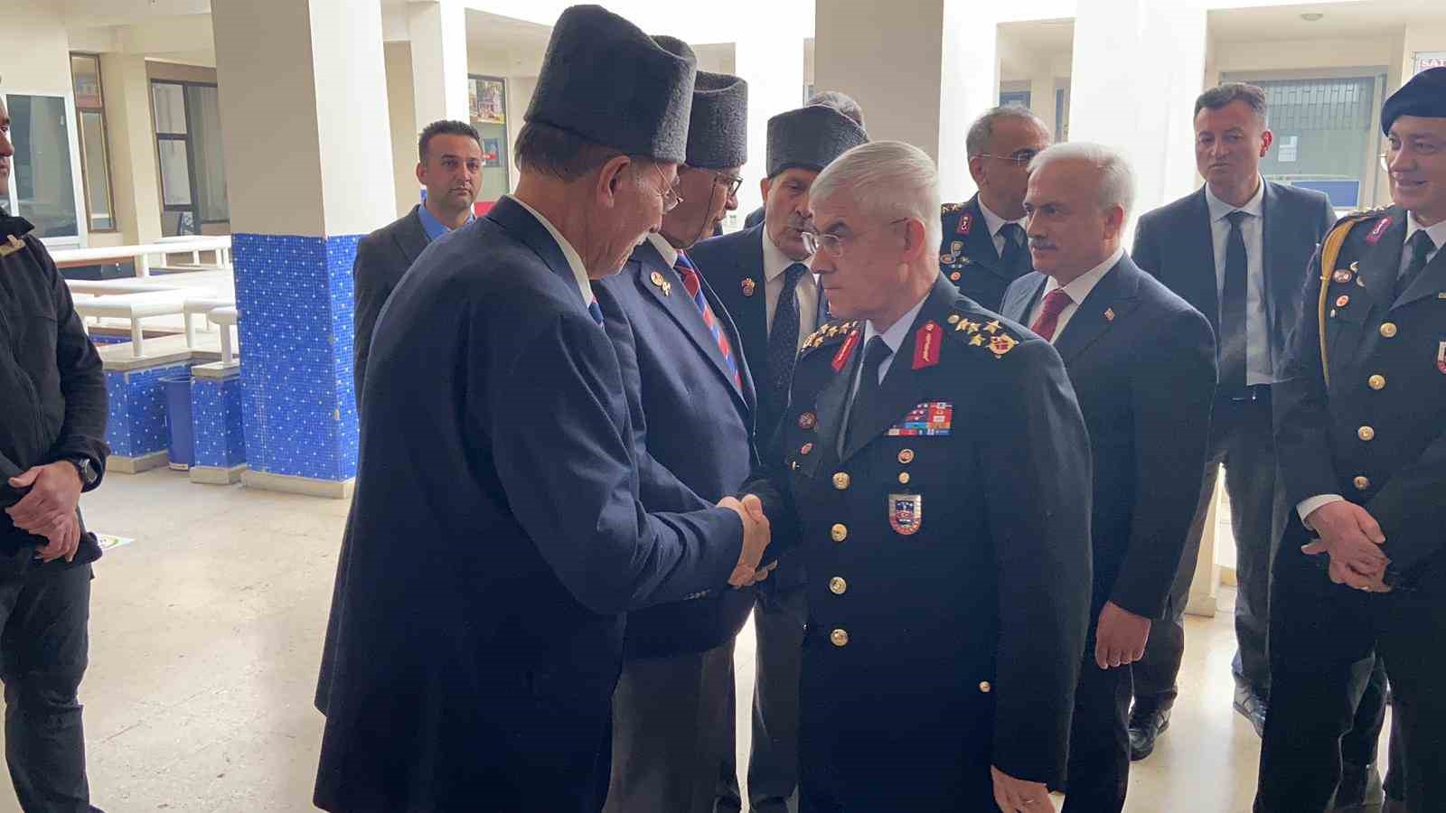 Jandarma Genel Komutanı &Ccedil;etin&rsquo;den şehit ailelerine ziyaret
