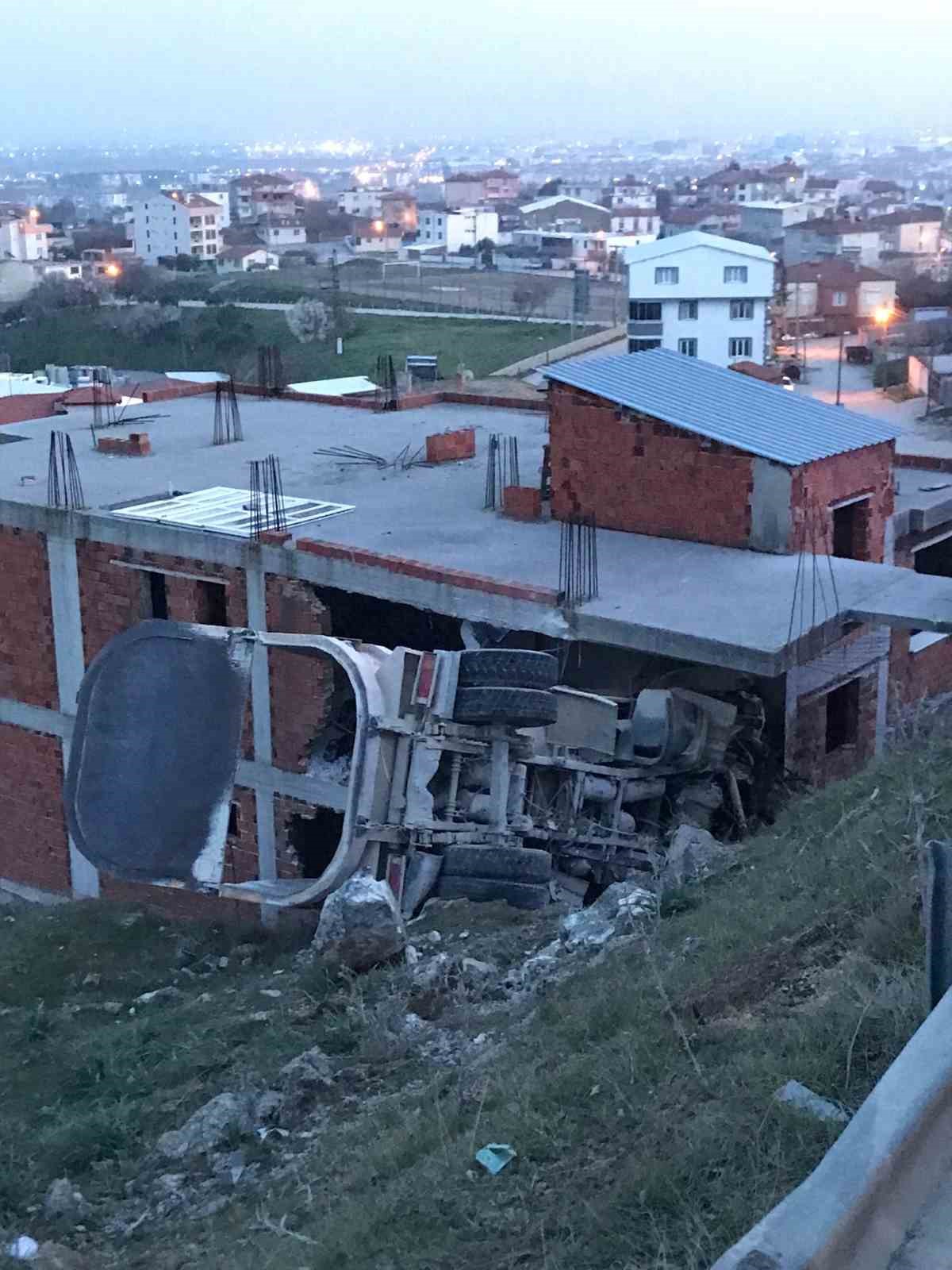 Kontrolden &ccedil;ıkan kamyon şarampole yuvarlandı: 2 &ouml;l&uuml; 