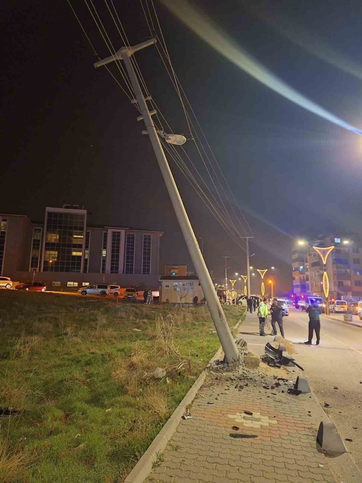 Elektrik direğine &ccedil;arpan hafif ticari ara&ccedil;taki 4 kişi yaralandı
