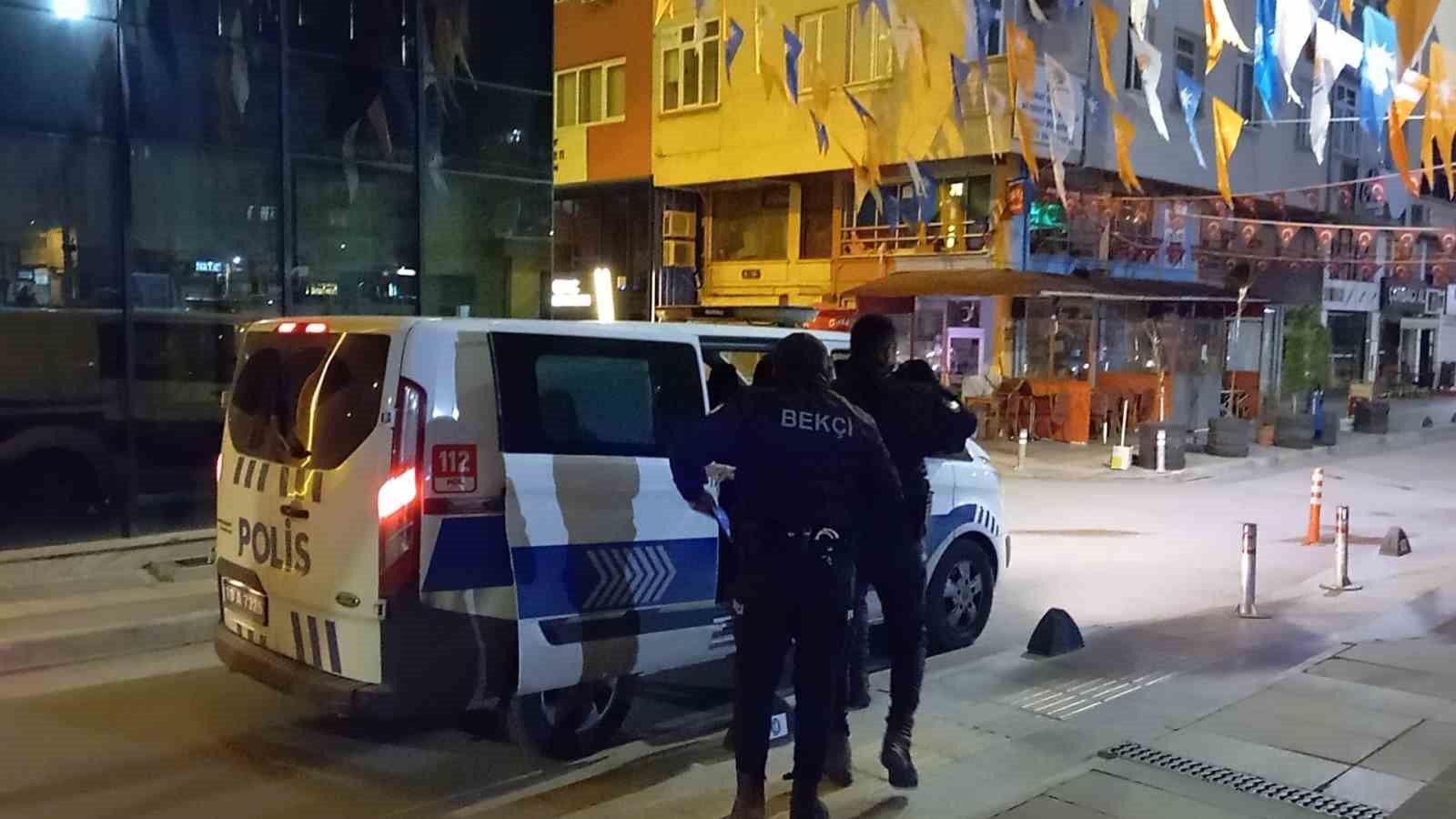 Mahalle bek&ccedil;ilerinden ka&ccedil;maya &ccedil;alıştı, &uuml;zerinden sentetik ecza hapı &ccedil;ıktı
