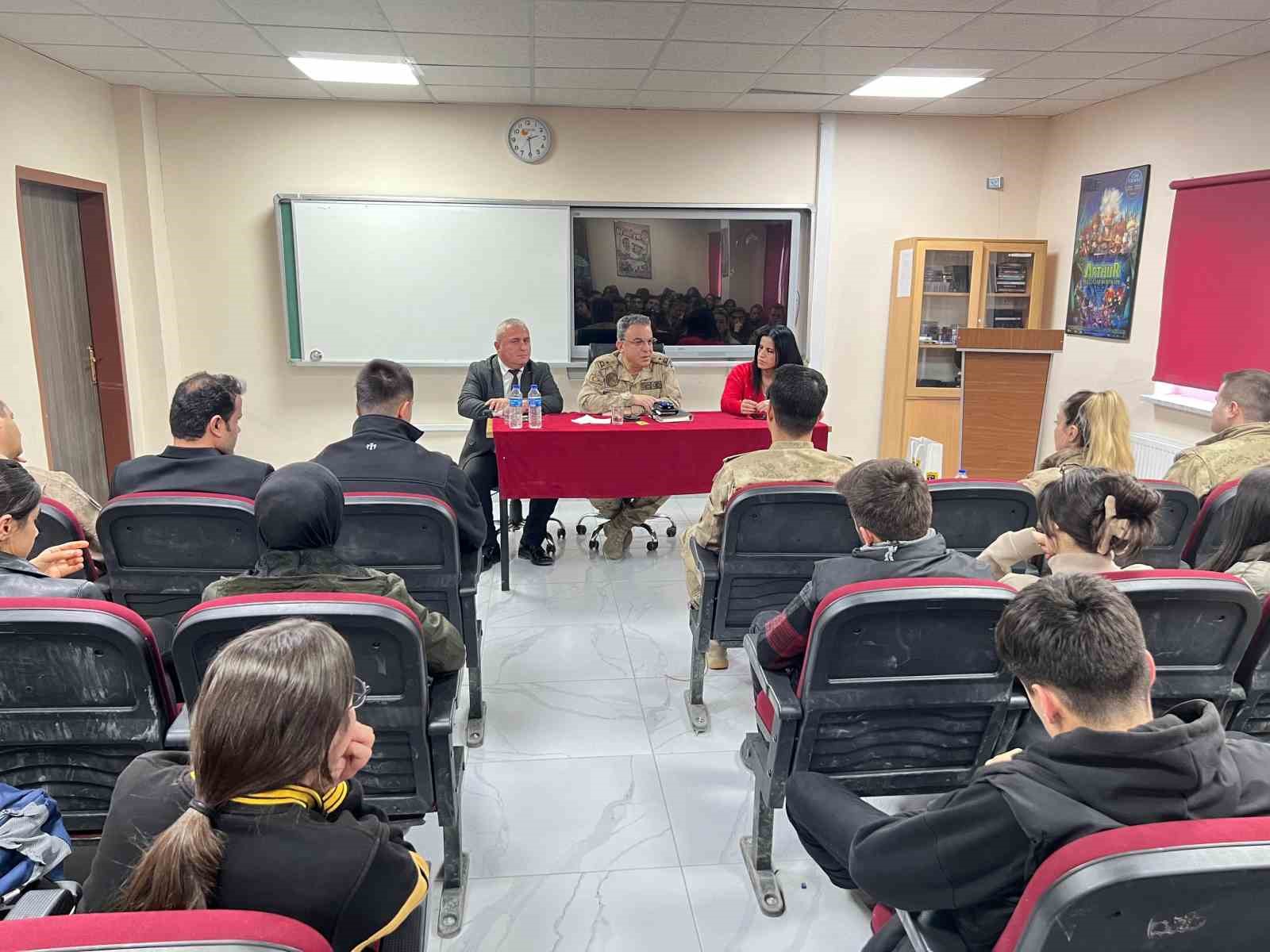 Necip Paşa &ouml;ğrencilerle bir araya geldi
