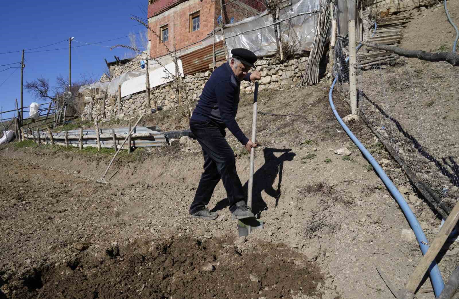 Doktorların "15 yaşını g&ouml;remez" dediği engelli kızı şimdi 28 yaşında

