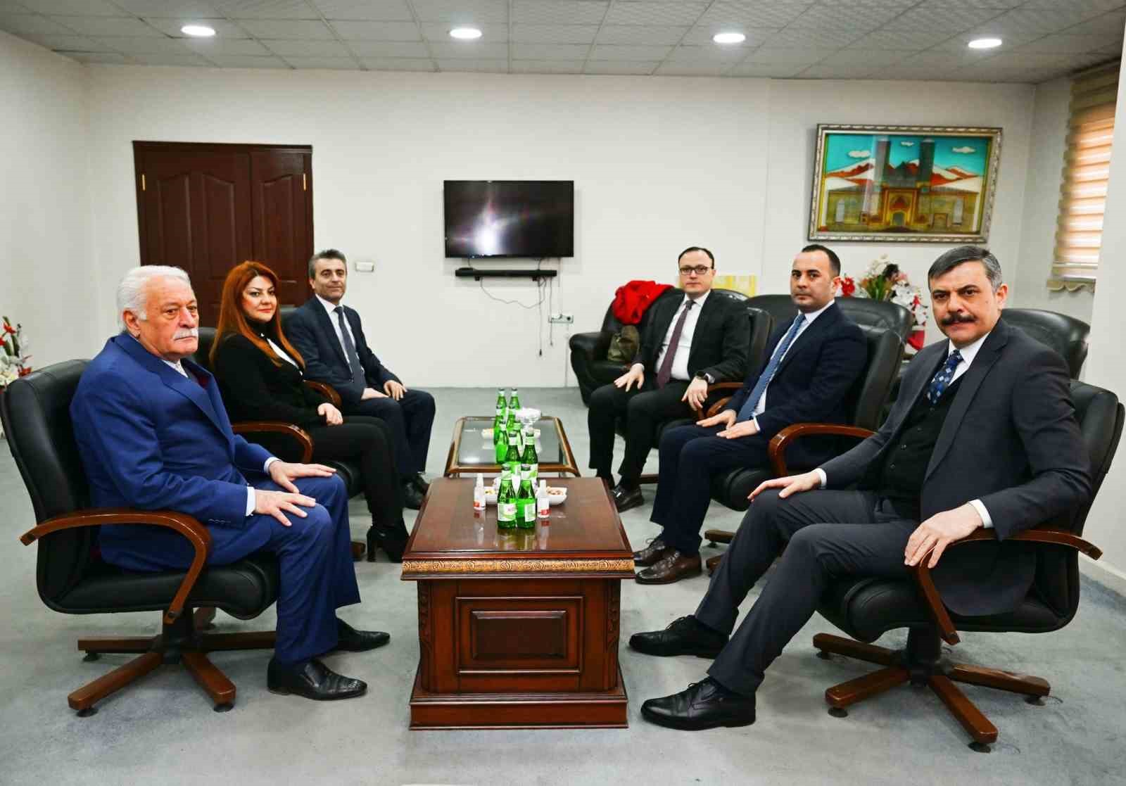 Vali &Ccedil;ift&ccedil;i&rsquo;den Kızılay ve Yeşilay&rsquo;a ziyaret
