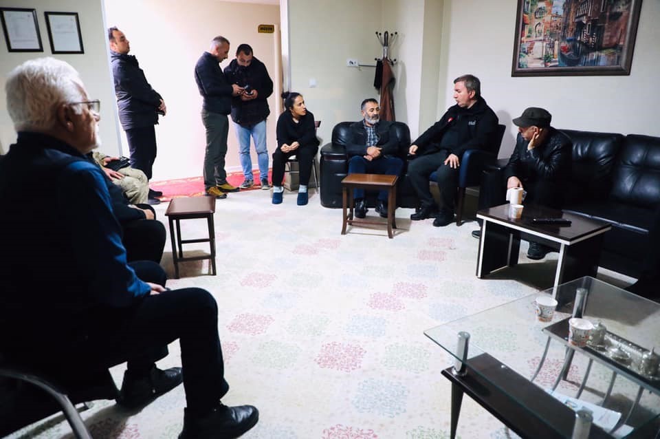 Vali Aydoğdu, g&ouml;&ccedil;&uuml;k altında kalan iş&ccedil;ilerin ailelerini ziyaret etti
