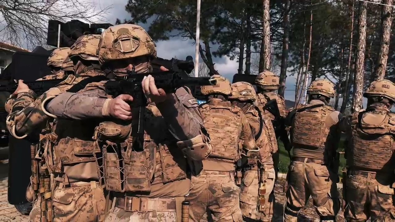 Komandoların meskun mahal tatbikatı nefes kesti
