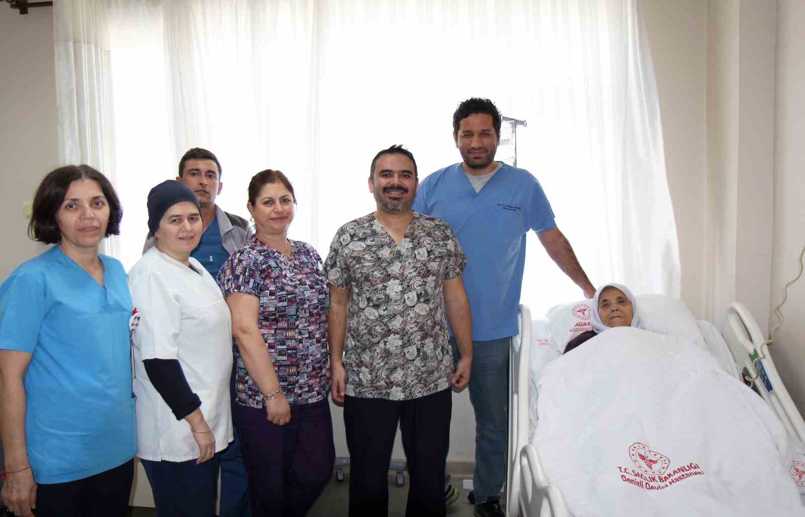 89 yaşındaki hasta safra yolundaki taş ve çamurdan ameliyat olmadan kurtuldu