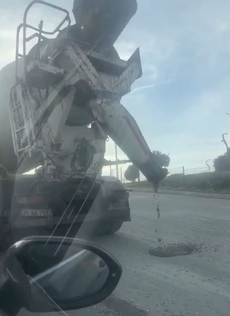 Beton mikseri yola beton d&ouml;ke d&ouml;ke ilerledi; o anlar kameraya yansıdı
