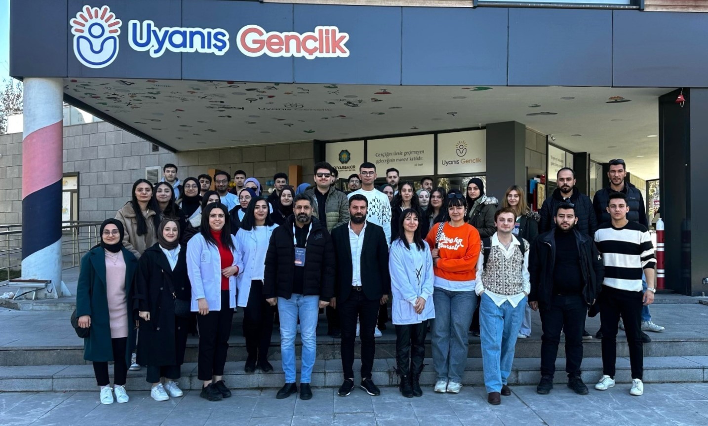 &Uuml;niversite &ouml;ğrencileri Ali Emiri Bilgi Evinde ağırlandı
