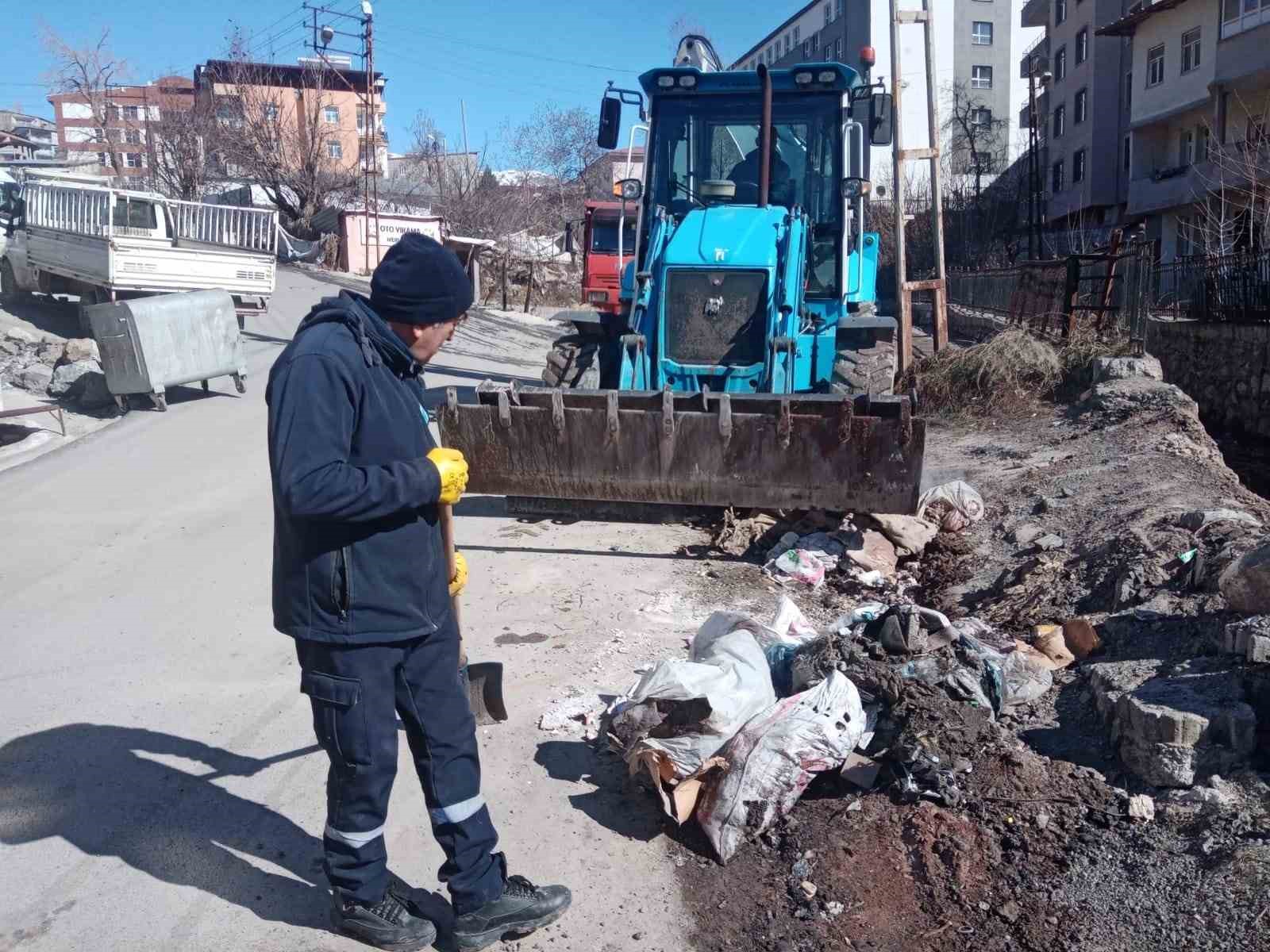 Hakkari Belediyesi kanal temizliği başlattı
