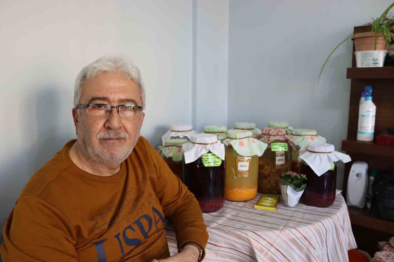 Evinde çeşit çeşit meyvelerden sirke yapıyor
