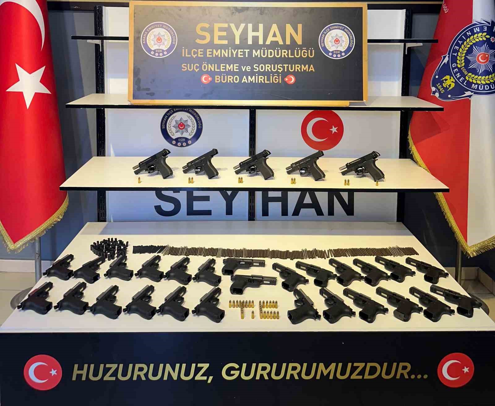 Adana&rsquo;da bir eve yapılan baskında 5 tabanca ve par&ccedil;aları ele ge&ccedil;irildi
