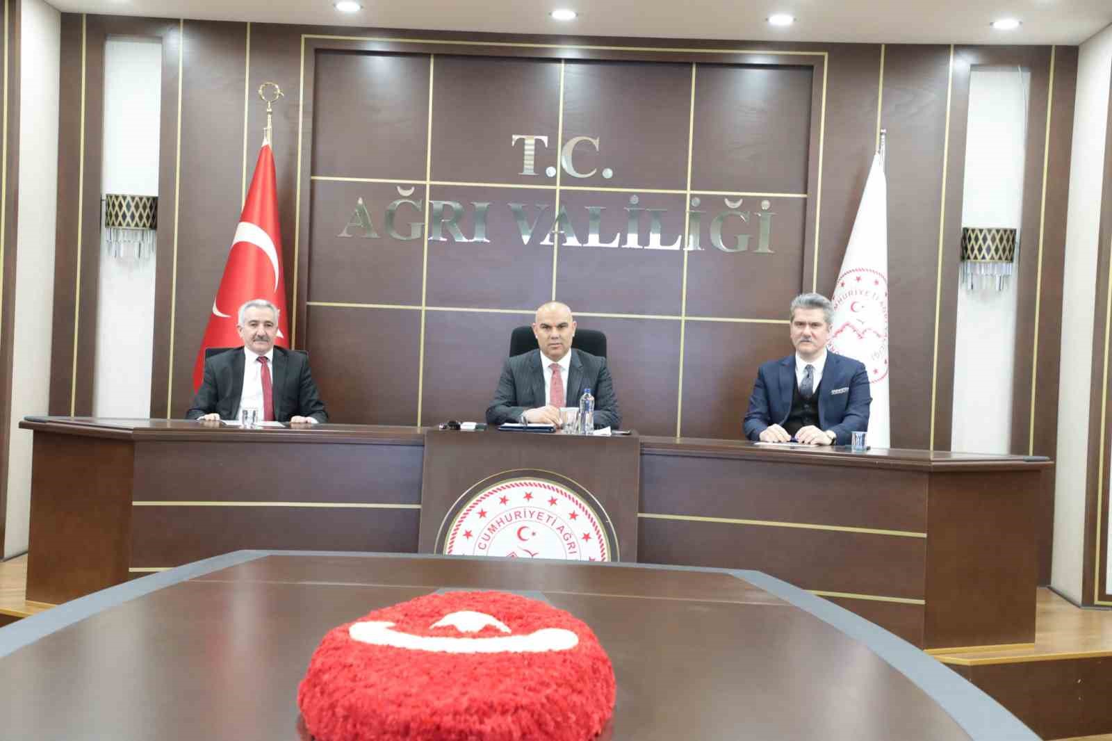 Ağrı Valisi Koç, bağımlılıkla mücadele, acil çağrı ve toprak koruma konularında toplantılar yaptı