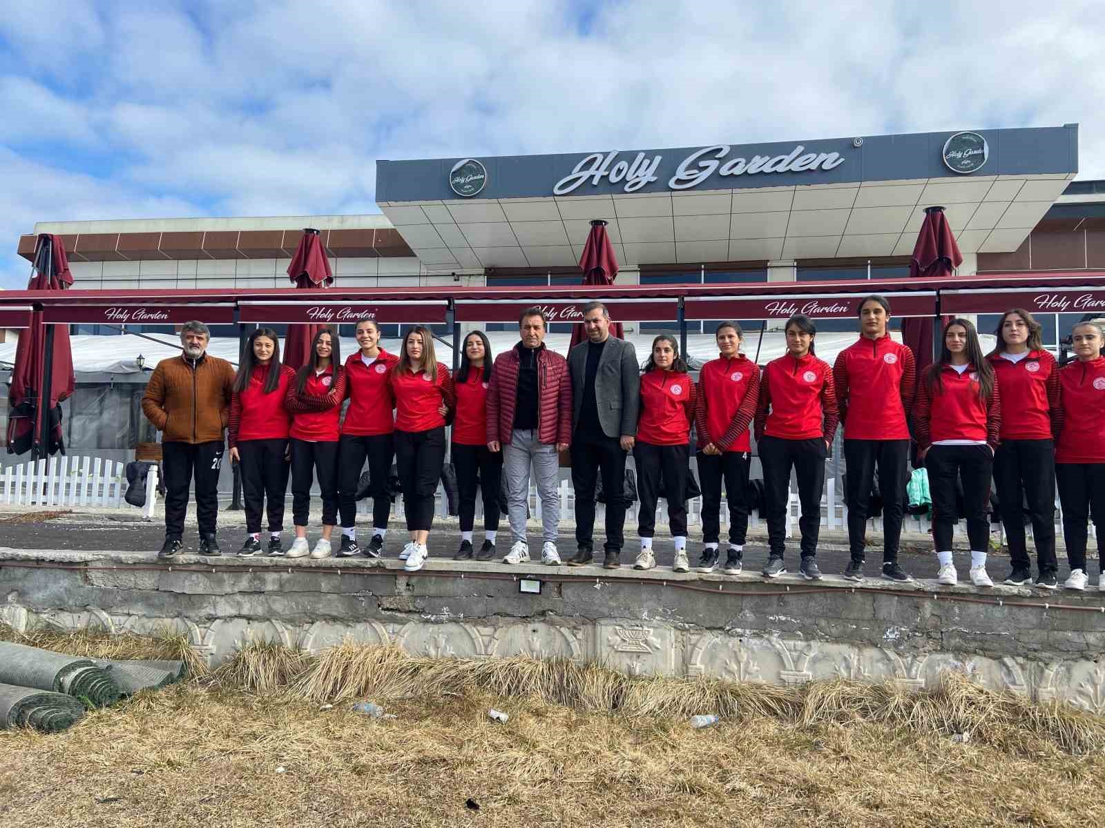 Ağrı&rsquo;da kız futbol takımına destek
