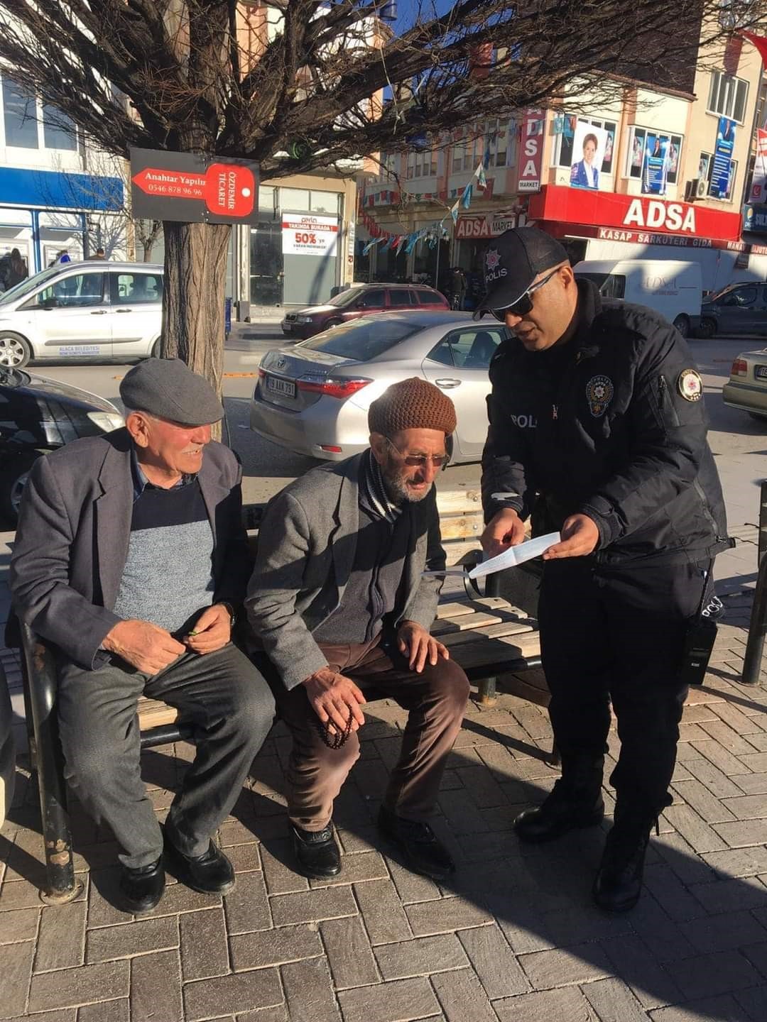 Alaca&rsquo;da vatandaşa broş&uuml;r dağıtılarak dolandırıcılık uyarısı yapıldı

