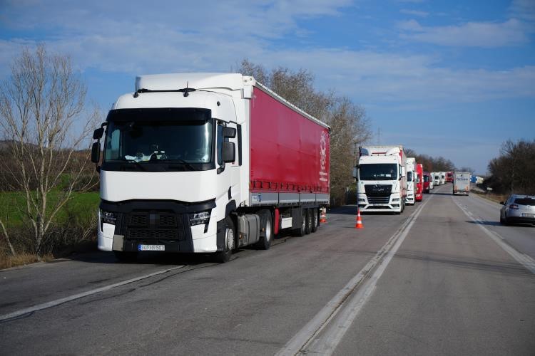 Alkoll&uuml; s&uuml;r&uuml;c&uuml;, g&ouml;revini yapan polise, "Seninle işim yok benim, kralı, hakimi, savcısı gelsin" dedi
