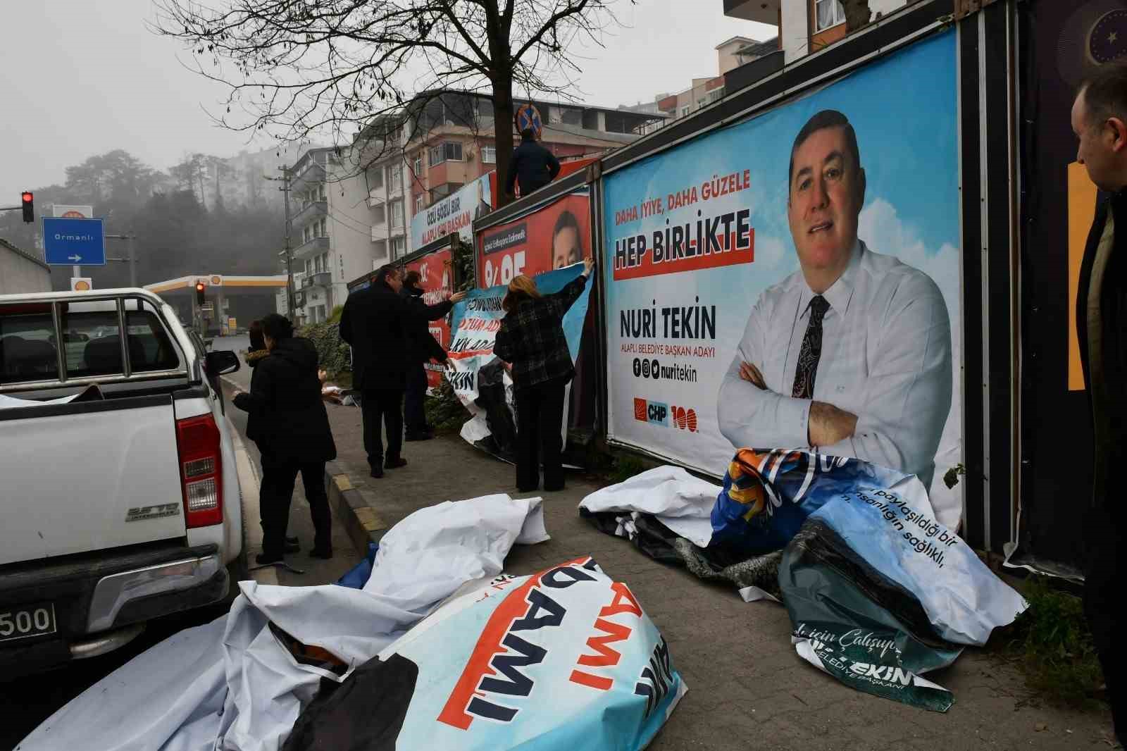 Seçim afişlerine zarar verildi