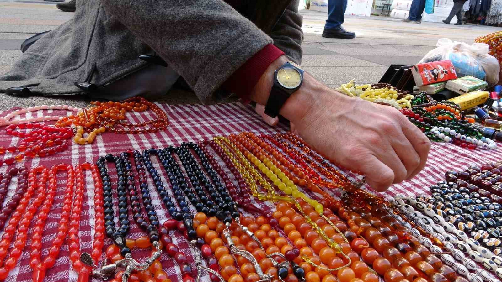 Yanlış iğne sonucu bedensel engelli d&uuml;nyaya geldi: Sofra bezi &uuml;zerinde tezgah a&ccedil;arak ge&ccedil;imini sağlıyor
