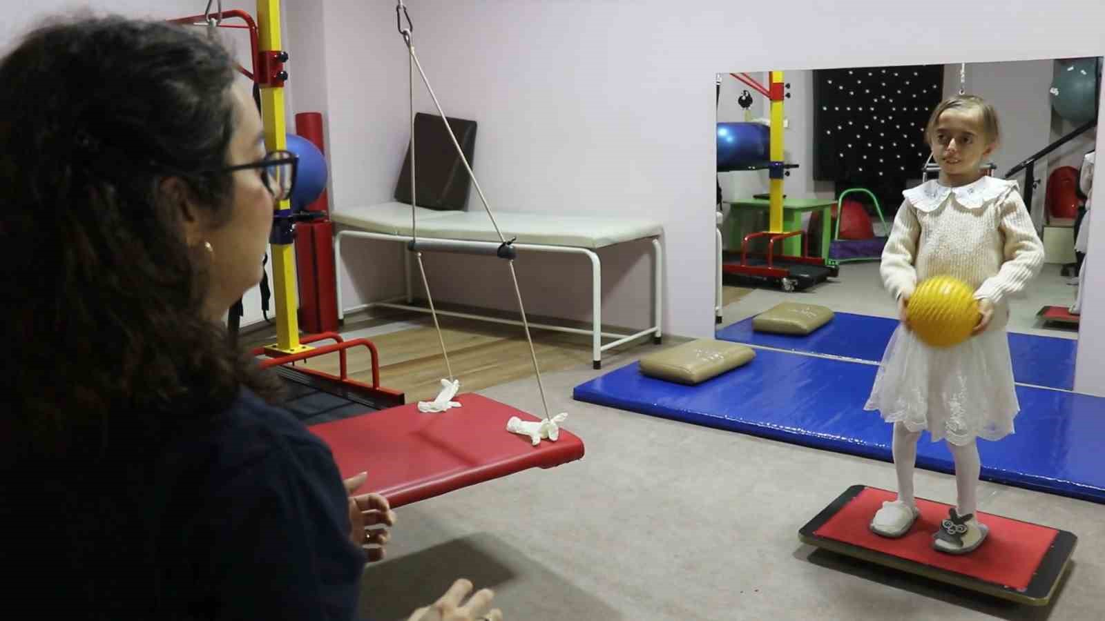 Erken yaşlanma hastası kız kardeşler yaşama sıkı sıkı tutunuyor
