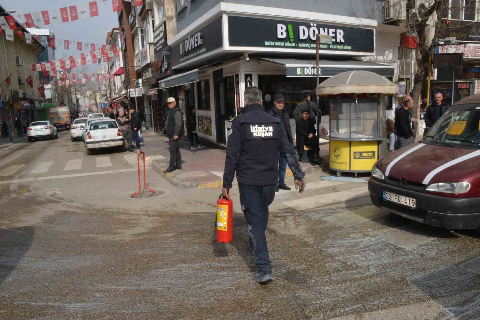 Keşan’da yanan kamyonete oradan geçen itfaiye amiri müdahale etti