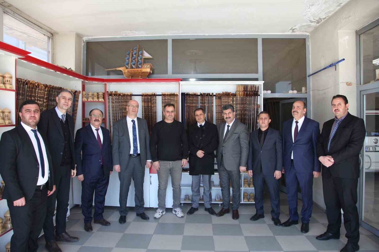 Defterdar &Ouml;zt&uuml;rk&rsquo;ten Ahlatlı el sanatkarlarına ziyaret
