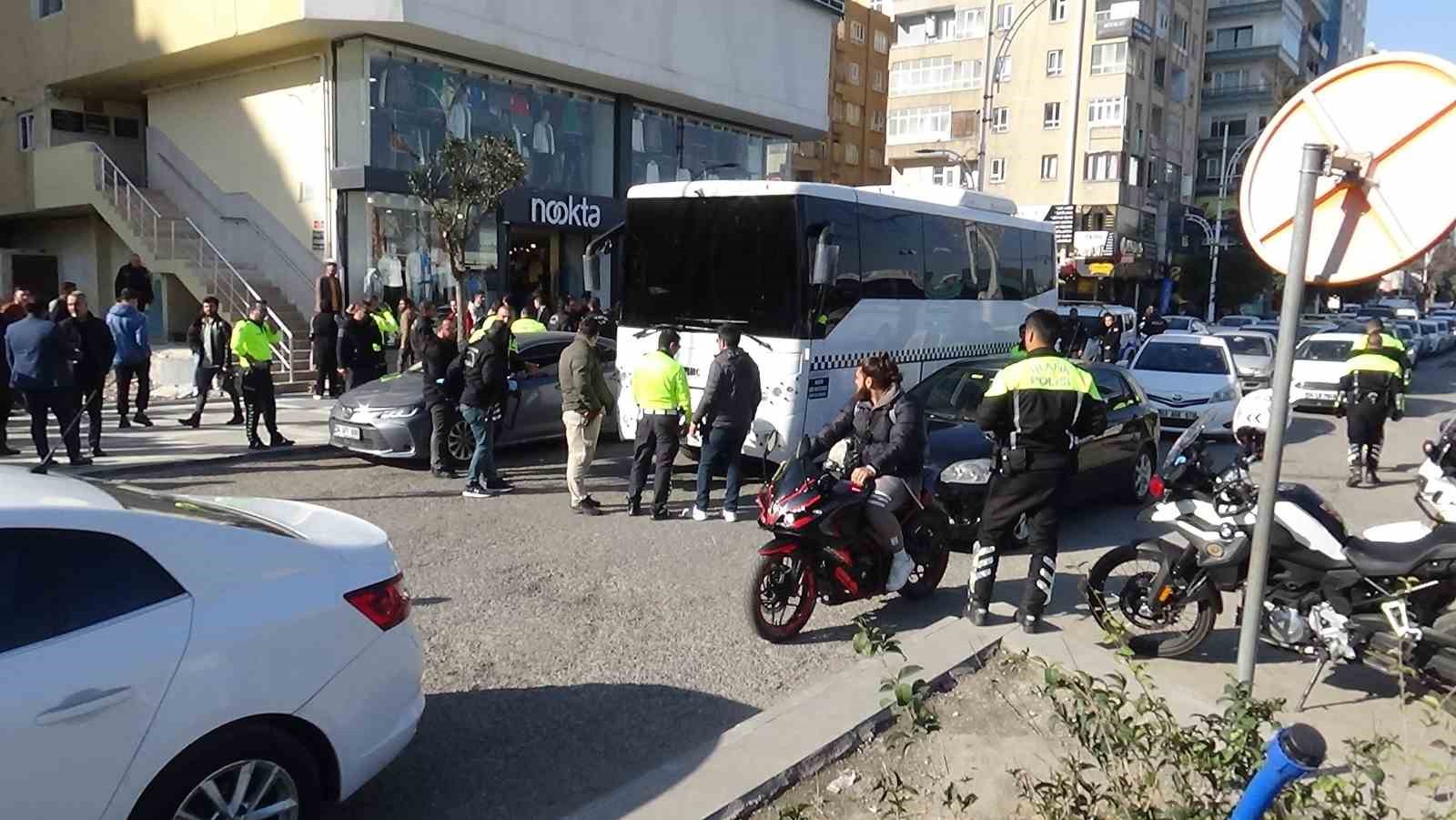 Şanlıurfa’da çevik kuvvet aracının çarptığı çocuk hayatını kaybetti, halası yaralandı
