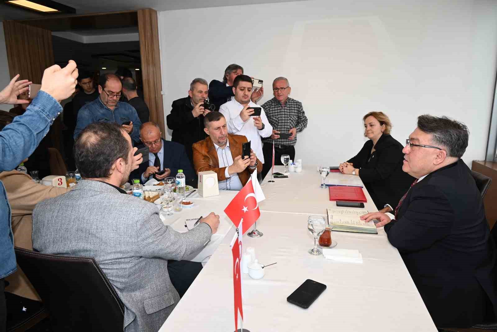 Rekt&ouml;r &Ouml;z&ouml;l&ccedil;er gazetecilerle bir araya geldi
