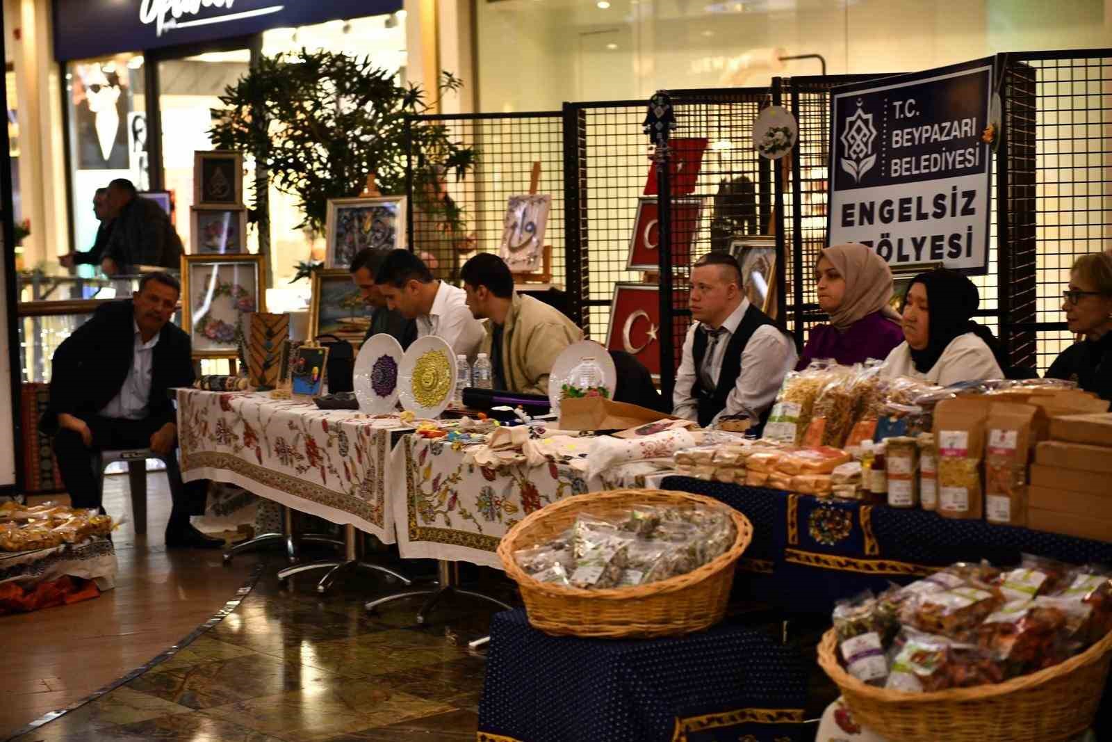 Beypazarı Belediye Başkanı Kaplan, seymenlerle birlikte Ankara havası oynadı
