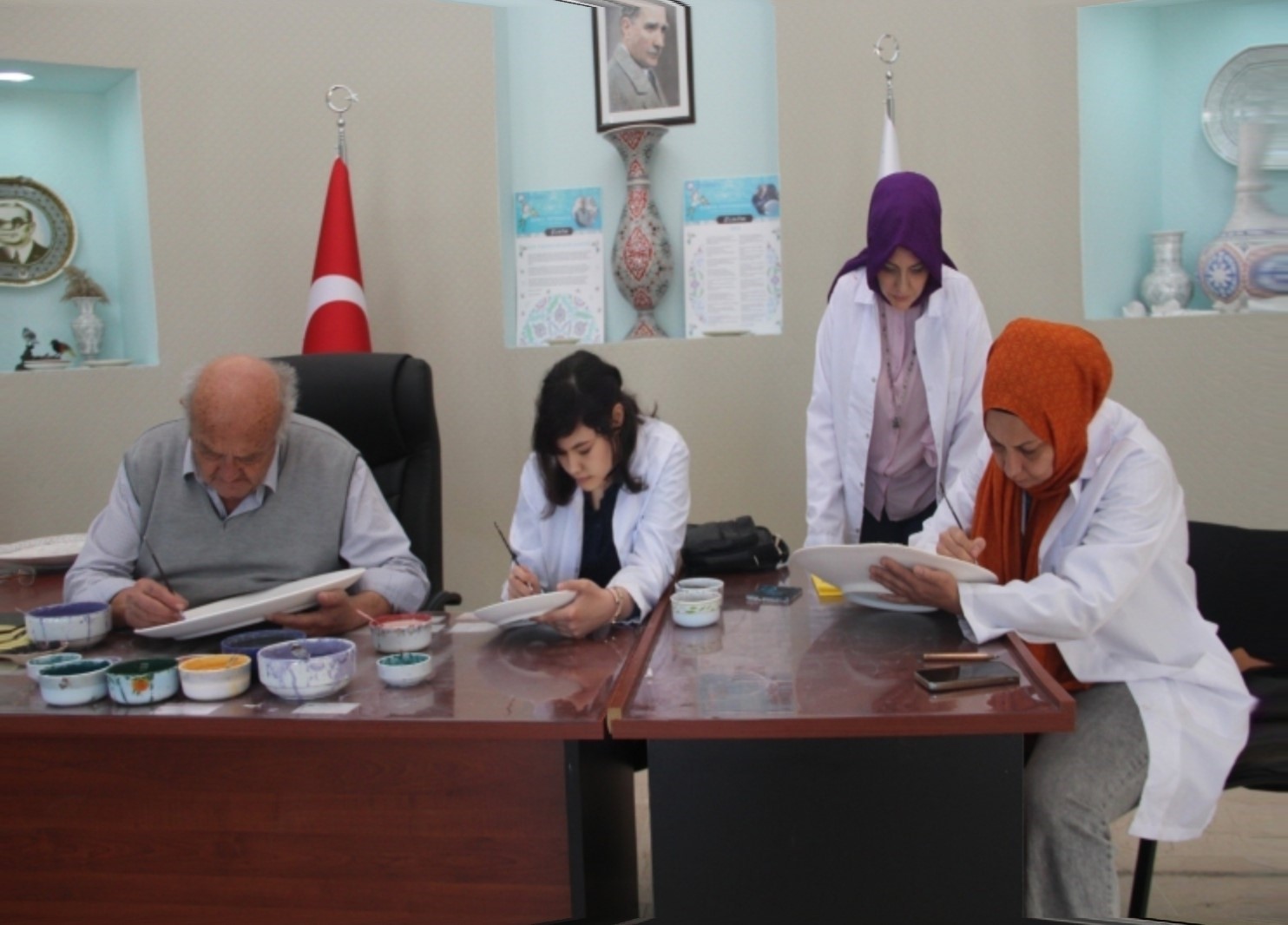 K&uuml;tahyalı &ccedil;ini sanat&ccedil;ısından Erdoğan&rsquo;a doğum g&uuml;n&uuml; hediyesi
