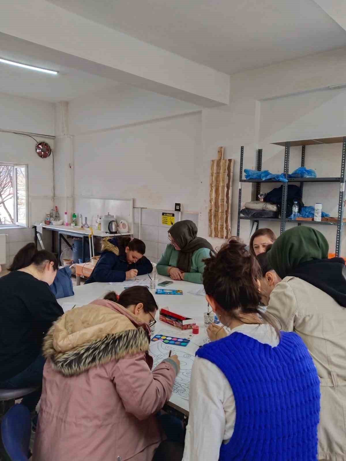 &Ouml;zel bireyler Avanos G&uuml;zel Sanatlar MYO&rsquo;da D&uuml;nya Ressamlar G&uuml;n&uuml; etkinliğine katıldı
