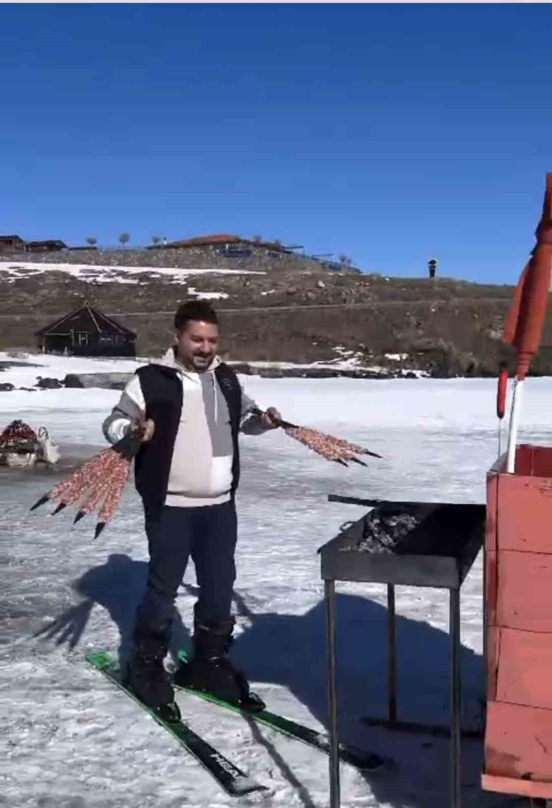 Çıldır Gölü’nde kızak arkasında kebap yaptı