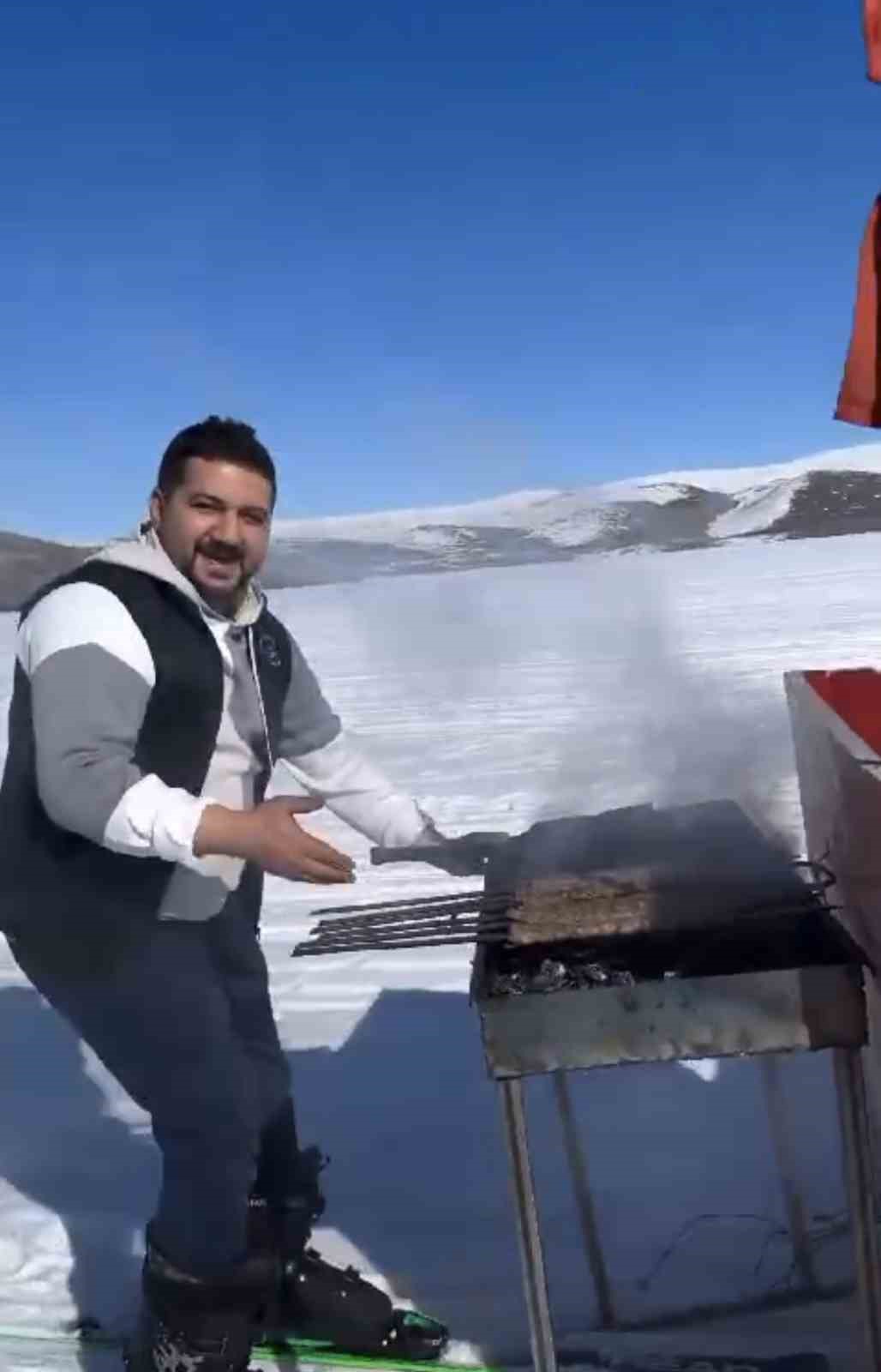 &Ccedil;ıldır G&ouml;l&uuml;&rsquo;nde kızak arkasında kebap yaptı
