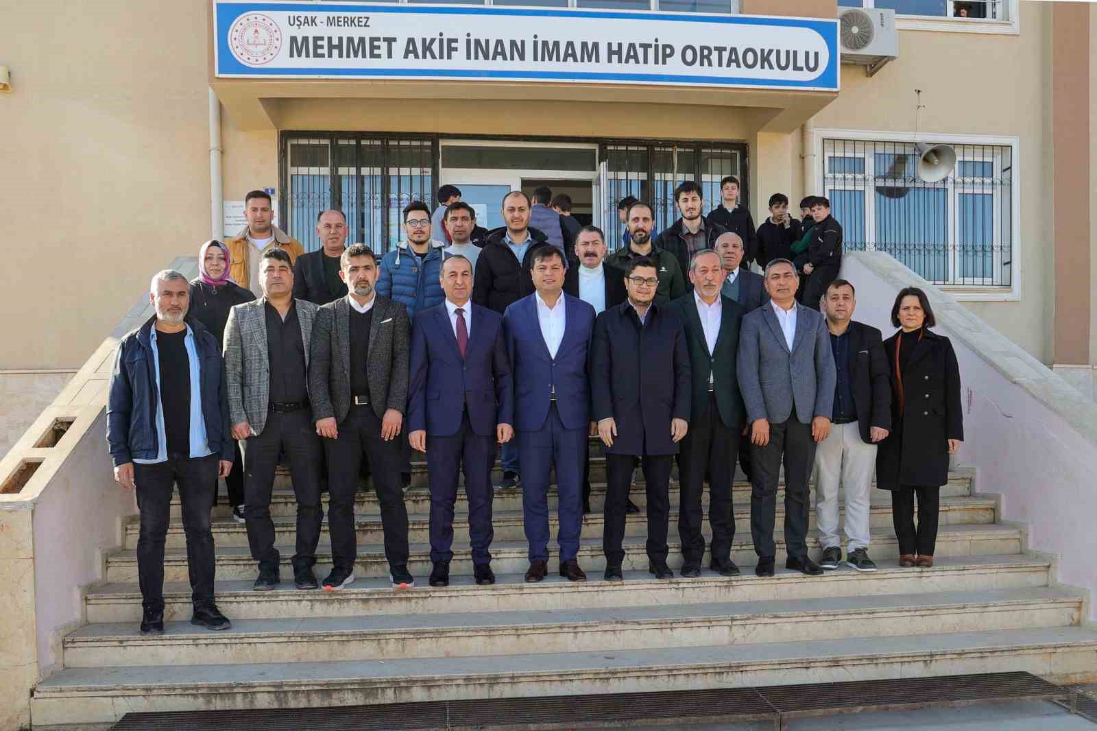 Başkan &Ccedil;akın&rsquo;dan &ouml;ğrencilere anlamlı hediye
