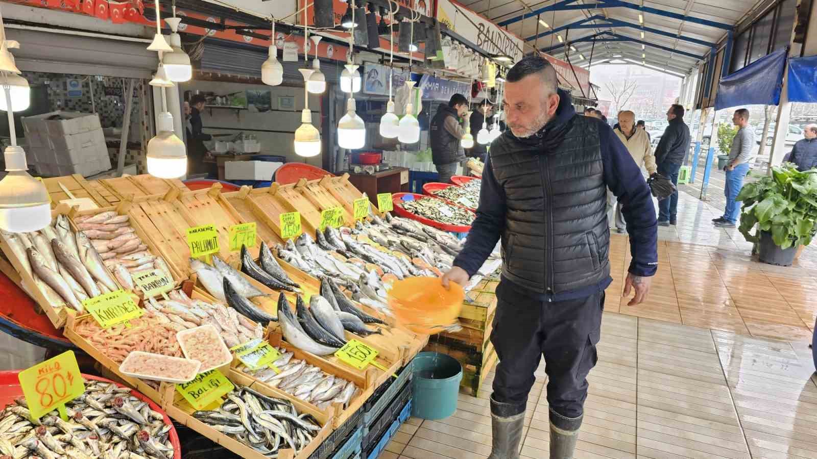 Bandırma&rsquo;da hamsinin fiyatı d&uuml;şt&uuml;
