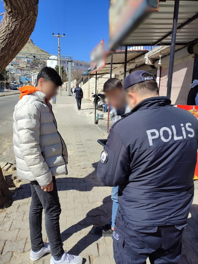 Mardin’de polis ekipleri tarafından okul çevreleri ve servis araçları denetlendi