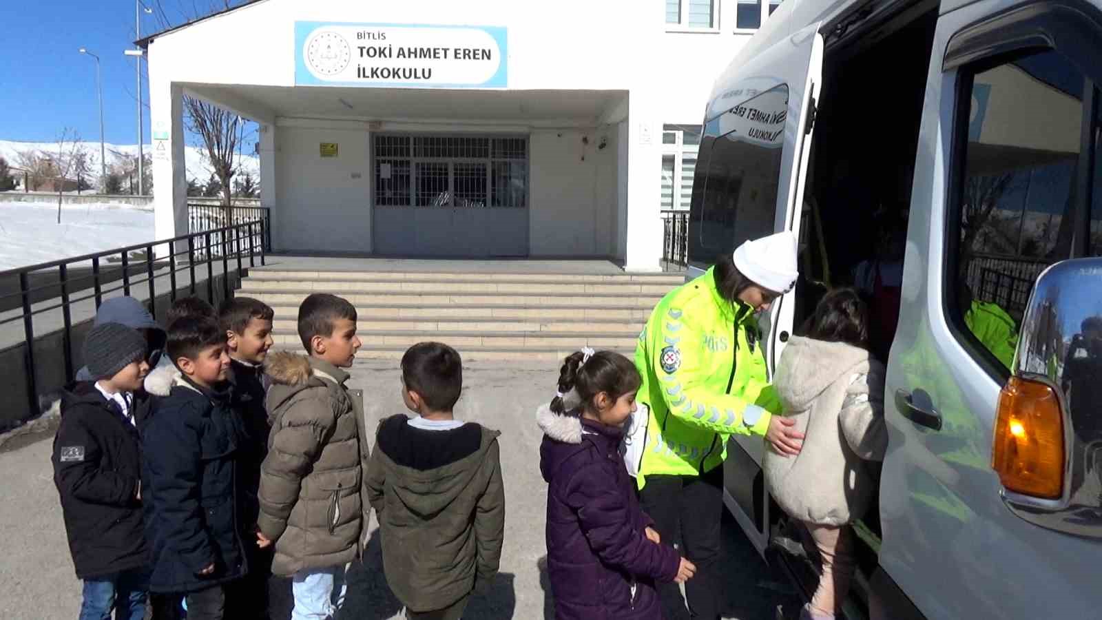 Emniyet m&uuml;d&uuml;rl&uuml;ğ&uuml; tarafından &ouml;ğrencilere trafik eğitimi verildi
